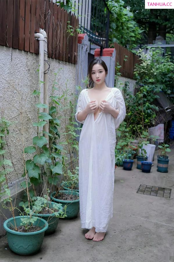   [XiuRen]高清写真图 2025.07.31 No.10603 楠芝 白色长袍第11张图片